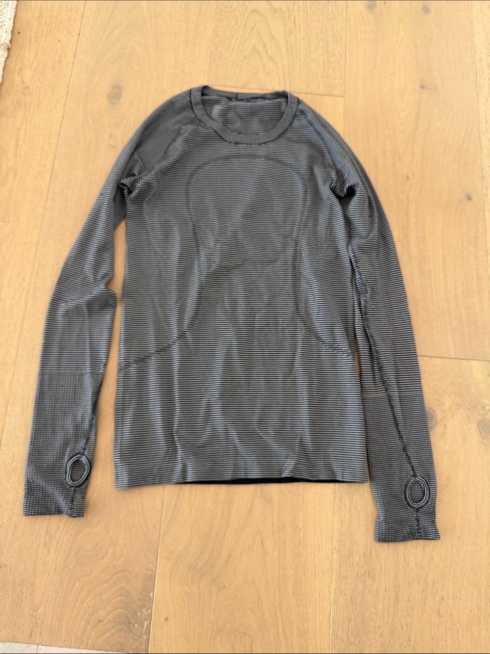 Lulu Lemon Women’s Long-Sleeve Swiftly Tech LS Tee in B/W Stripe, size 6